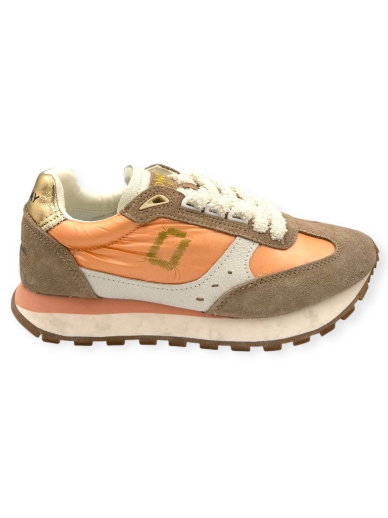 Sneakers damă Mono Way din fâș oranj și piele întoarsă maro, cu șireturi albe texturate și detalii aurii.